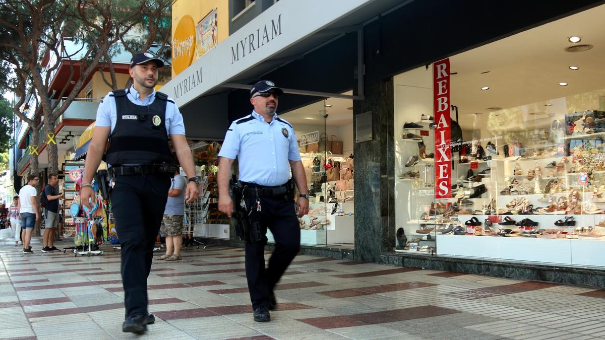 Dos agents de la Policia Local de Platja d&#039;Aro patrullant pel centre del municipi. Imatge publicada aquest 22 de juliol del 2018