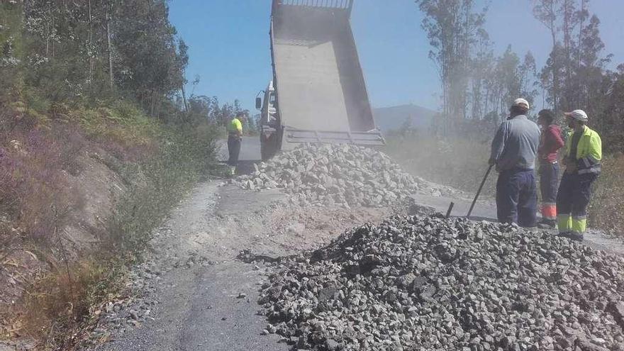 Trabajos en un vial del rural de Cuntis. // Fdv