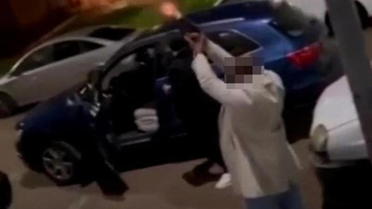 Fotograma del vídeo en el que se ve disparando a un varón en plena calle en Suerte de Saavedra.