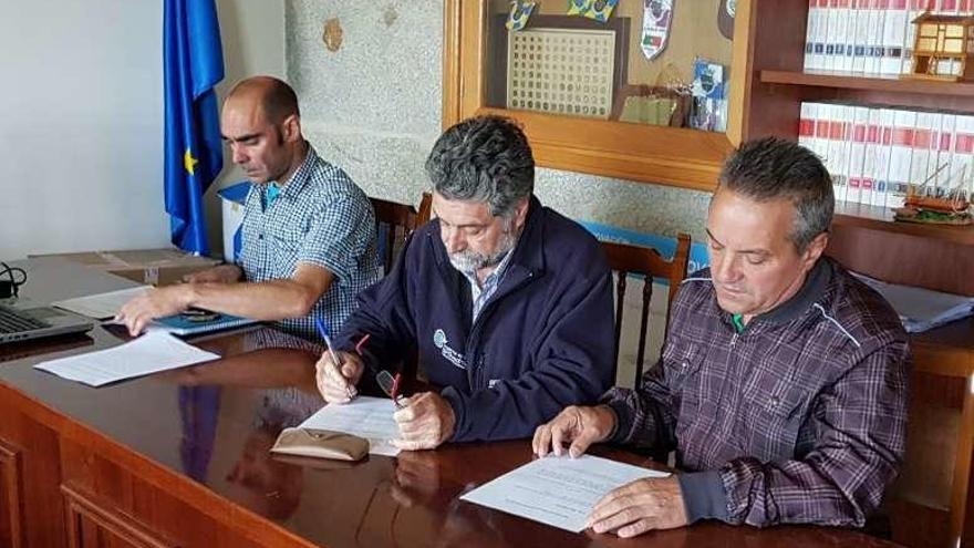 Vila, Rodríguez y Romero firmaron y presentaron ayer la solicitud de pleno extraordinario para reprobar a la alcaldesa.