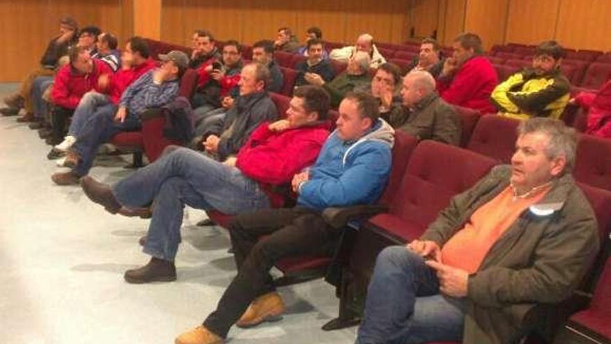 Armadores reunidos ayer en la lonja de A Coruña. / la opinión