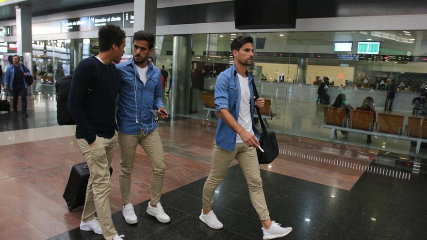 Los jugadores del Málaga, Peñaranda, Adrián y Recio, ayer en la estación de AVE.