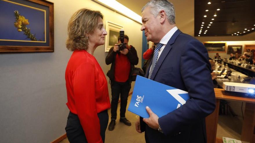 Teresa Ribera, con Belarmino Feito, presidente de la FADE, antes de la reunión de Oviedo.