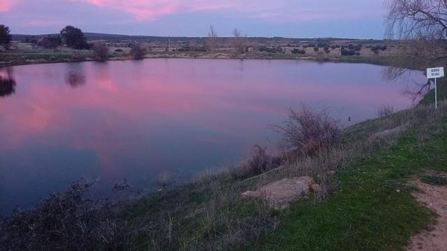 Balsa de agua en Arrabalde, preparada para abastecer a medios de extinción de fuegos. | E. P.