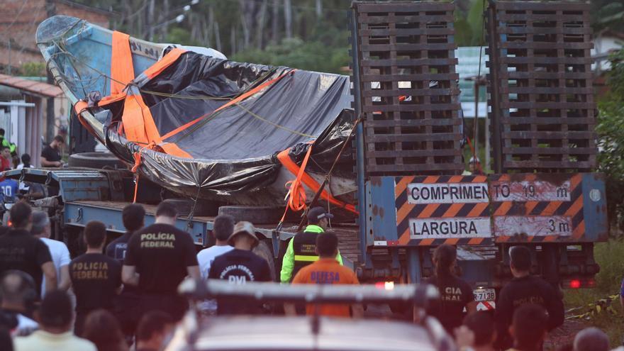 Dispositivo policial para el traslado del cayuco por las calles de Bragança.