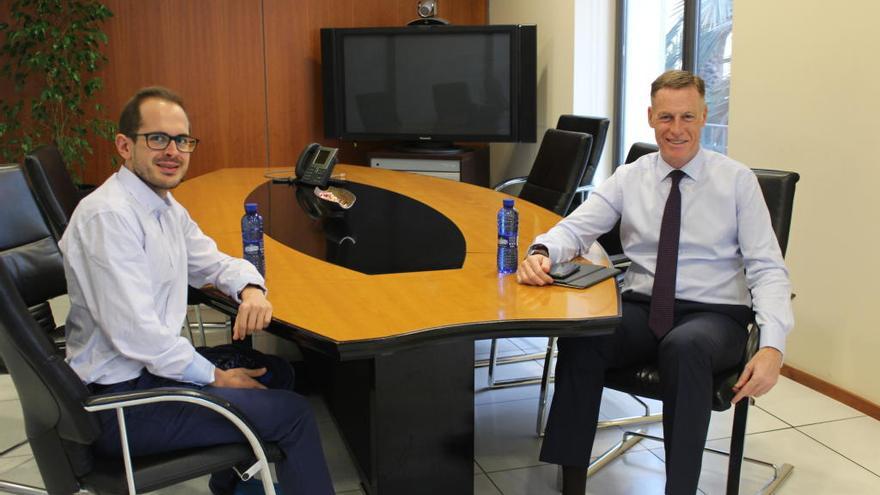 Manuel Martínez y Carlos Rodríguez, director Regional Este BBVA, en un momento durante el desayuno.