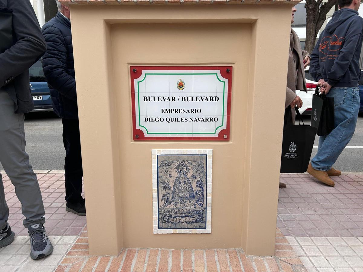 Placa con el nombre de Diego Quiles en el nuevo bulevar en Elche