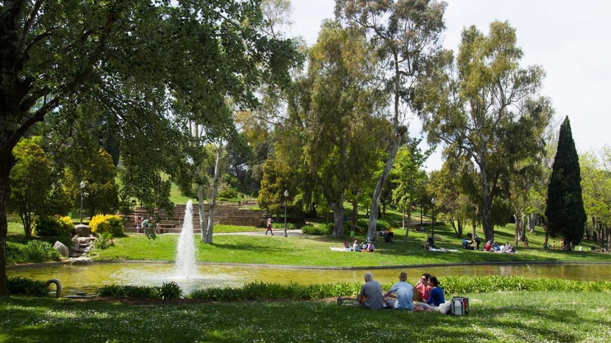 El área del lago de los jardines de Mossèn Cinto Verdaguer, en Barcelona.