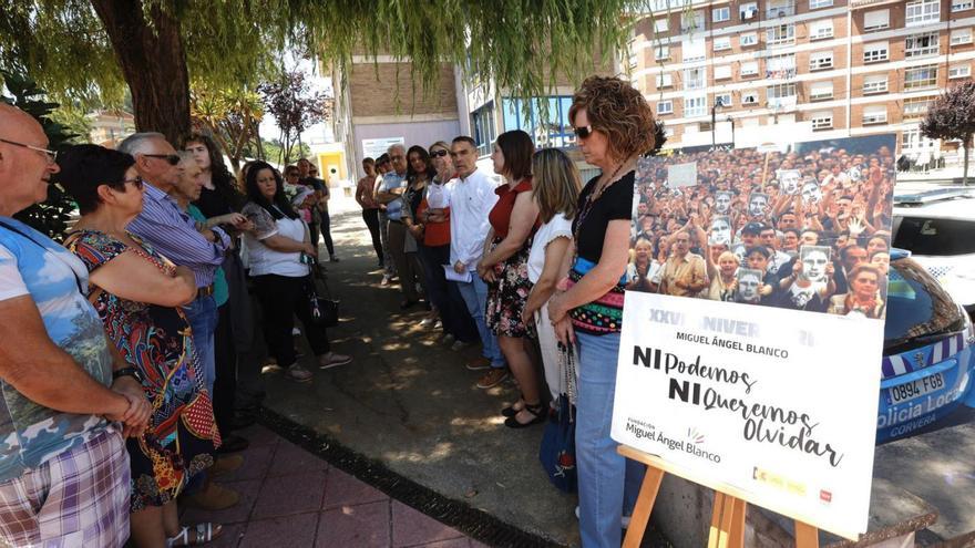 Asistentes al acto en memoria de Miguel Ángel Blanco. | Miki López