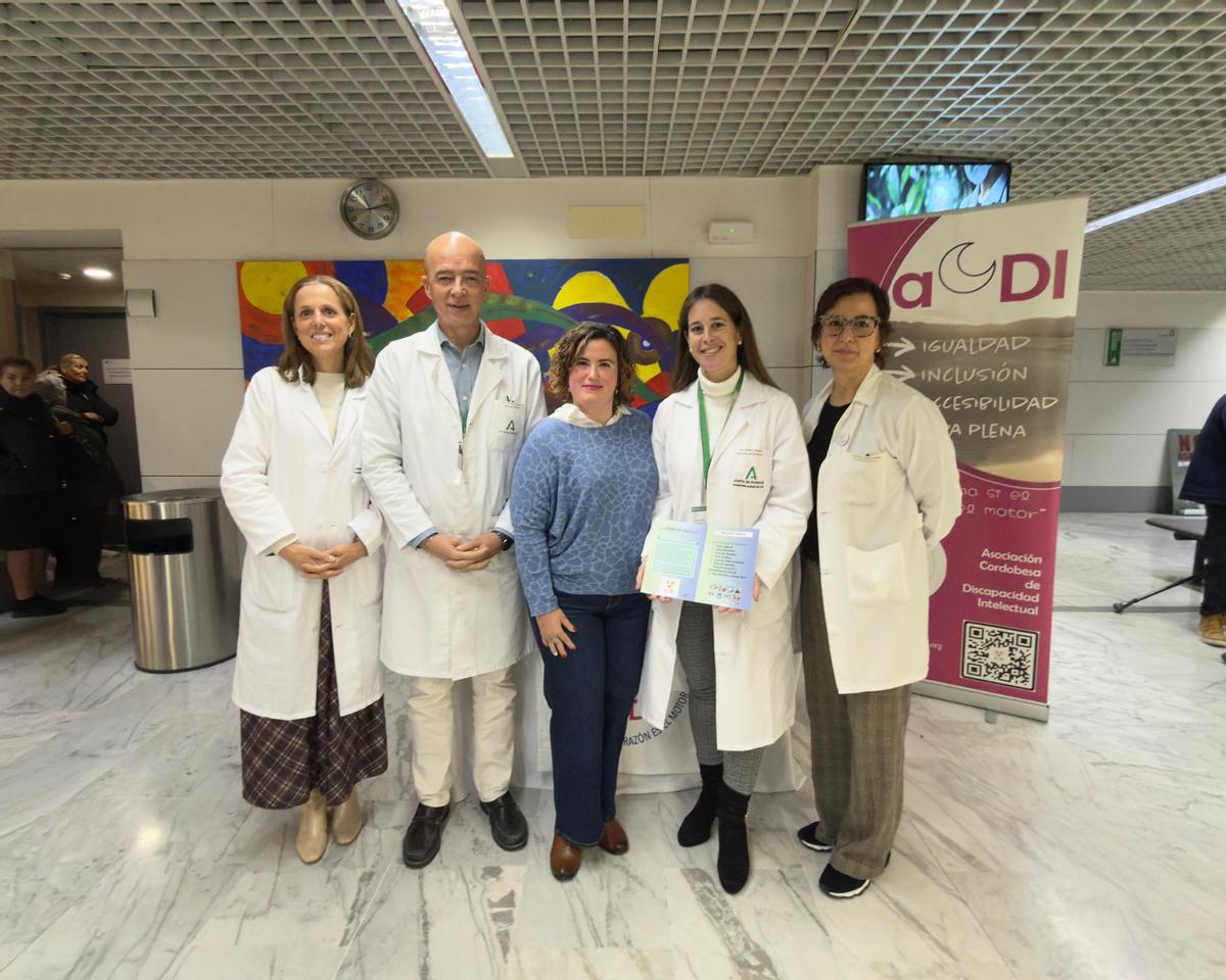 Mariló Lozano, en el centro, con directivos del hospital Reina Sofía, dentro de su faceta como presidenta de ACDI.