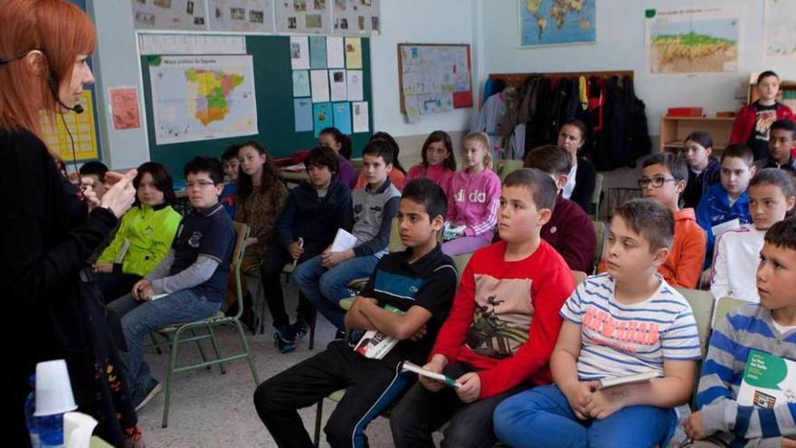 La escritora Ana Alonso, con niños del colegio de Barredos.