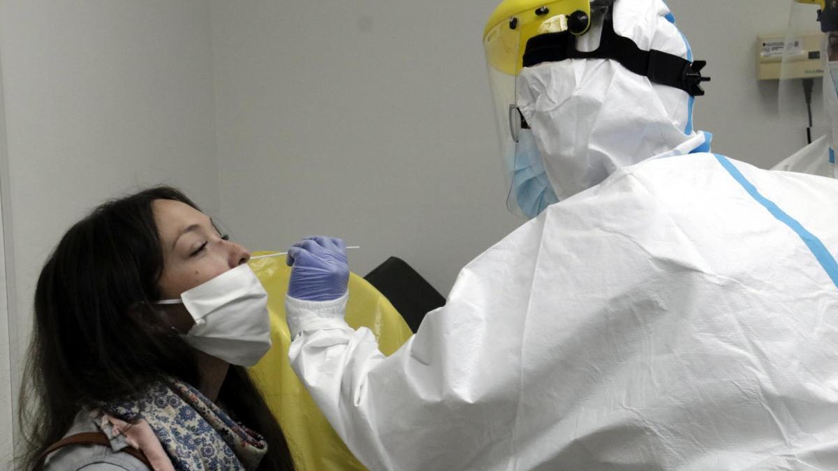 Extracció de mostres per a la prova PCR en un CAP de Girona.