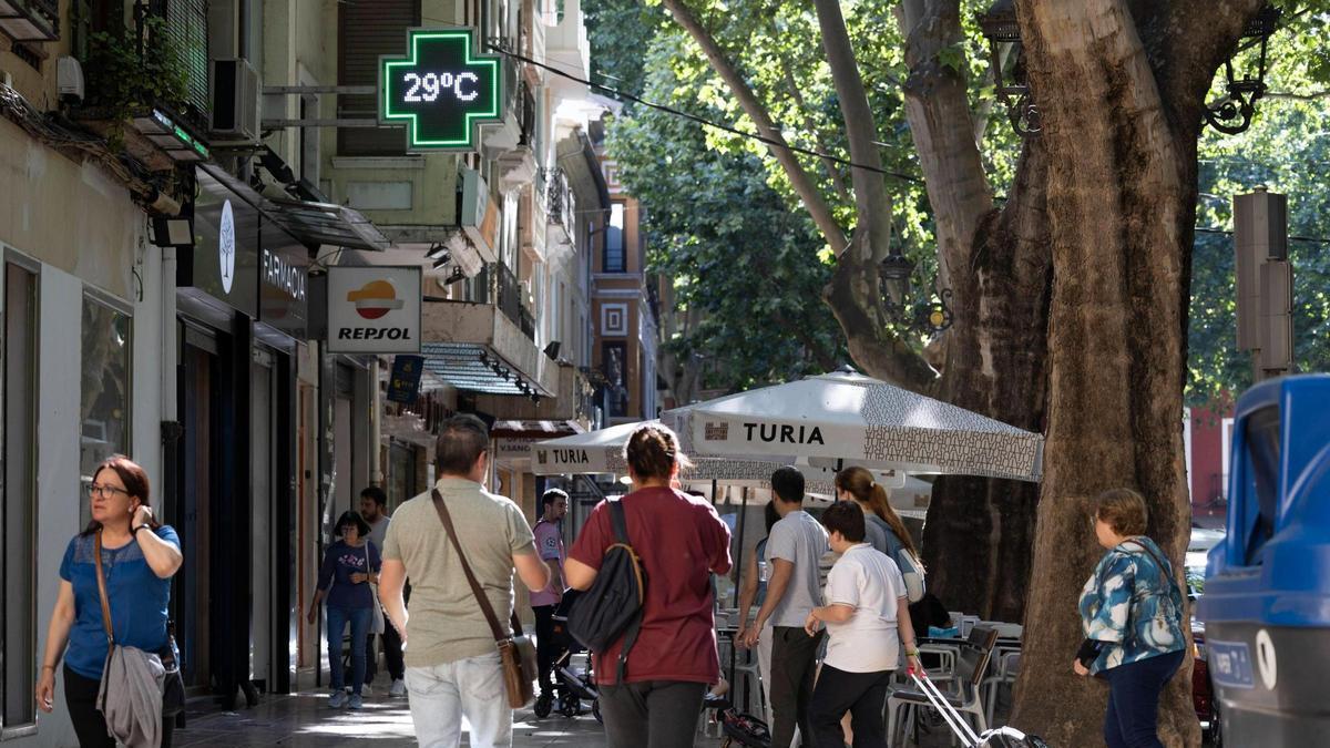 Gente paseando por l'Albereda de Xàtiva una tarde de esta semana, con un termómetro marcando 29 grados.