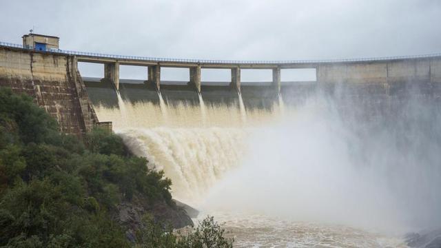 La presa del Gergal, al terme municipal de Guillena (Sevilla), deixant anar aigua el dia 11. | FRANCISCO J. OLMO / EUROPA PRESS