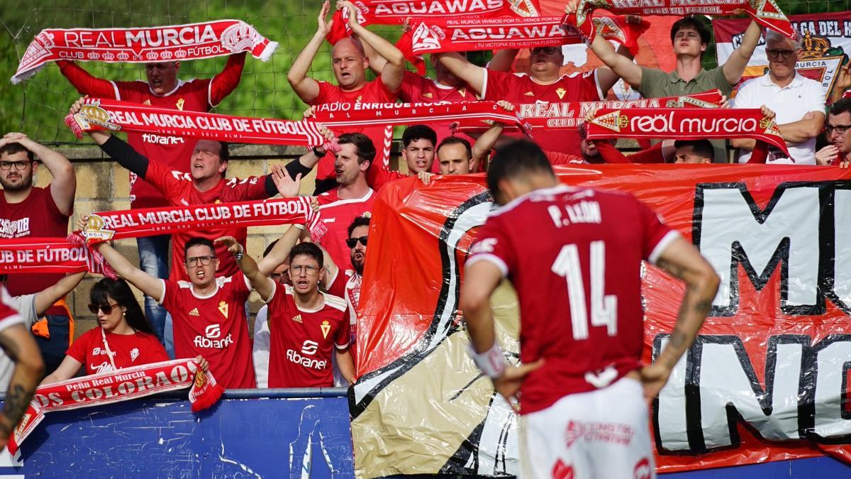 Pedro León, cabizbajo delante de los aficionados del Real Murcia