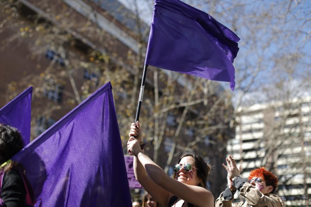 Centenares de estudiantes se manifiestan frente al Rectorado.