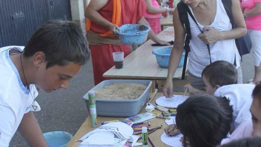 Los niños colorean su armamento para la batalla final.