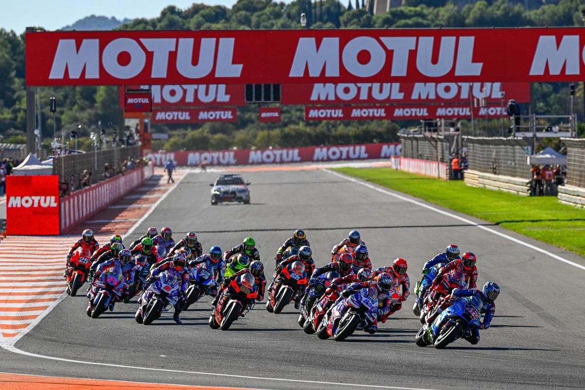 Salida de la carrera de MotoGP en el último Gran Premio de la Comunitat Valenciana