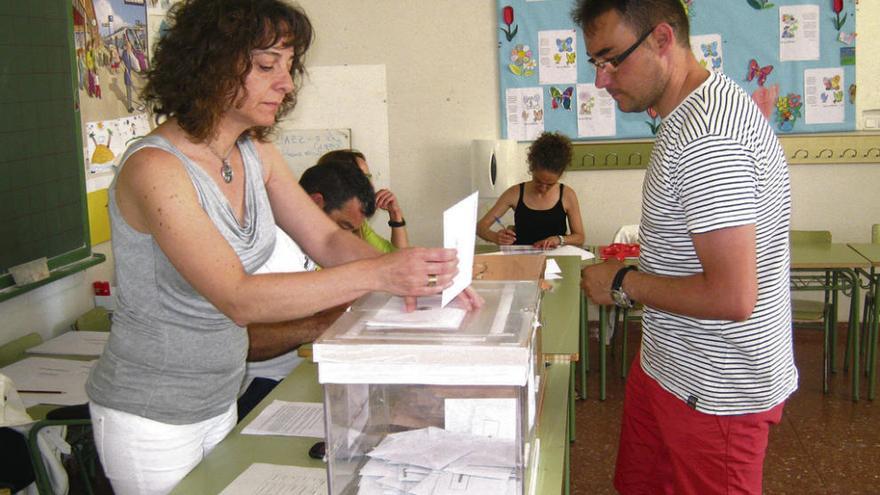 Un vecino ejerce su derecho a voto en la mesa electoral de las escuelas de Morales de Toro. Foto