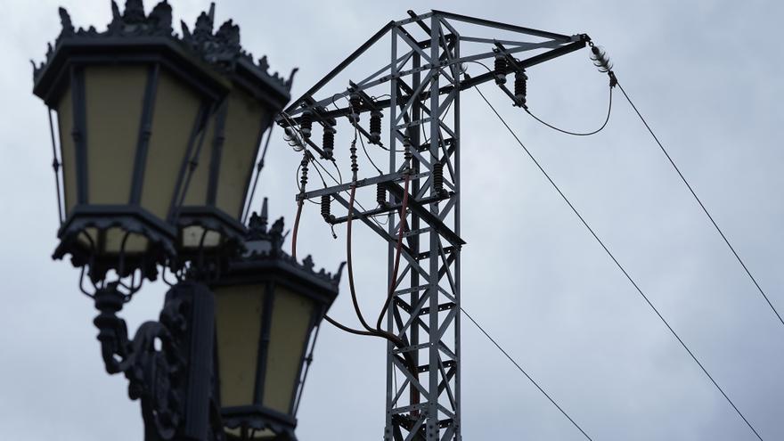 El precio de la luz sube este lunes hasta los 85,23 euros por megavatio hora