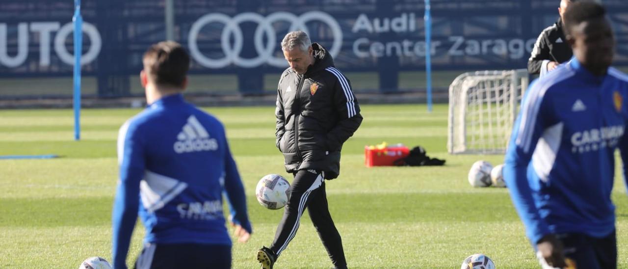 Fran Escribá realiza toques con un balón al comienzo del entrenamiento de este sábado.