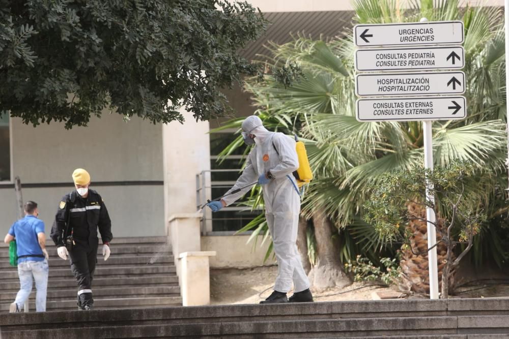 La UME desinfecta los accesos al Hospital General de Alicante