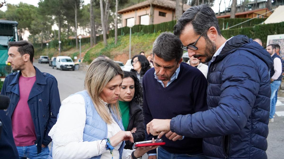 Carlos Mazón y Marta Barrachina en su visita a los municipios afectados por el incendio.