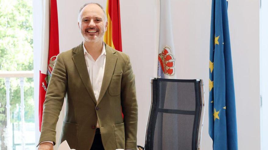 Regades, en el salón de plenos de la sede de Areal.