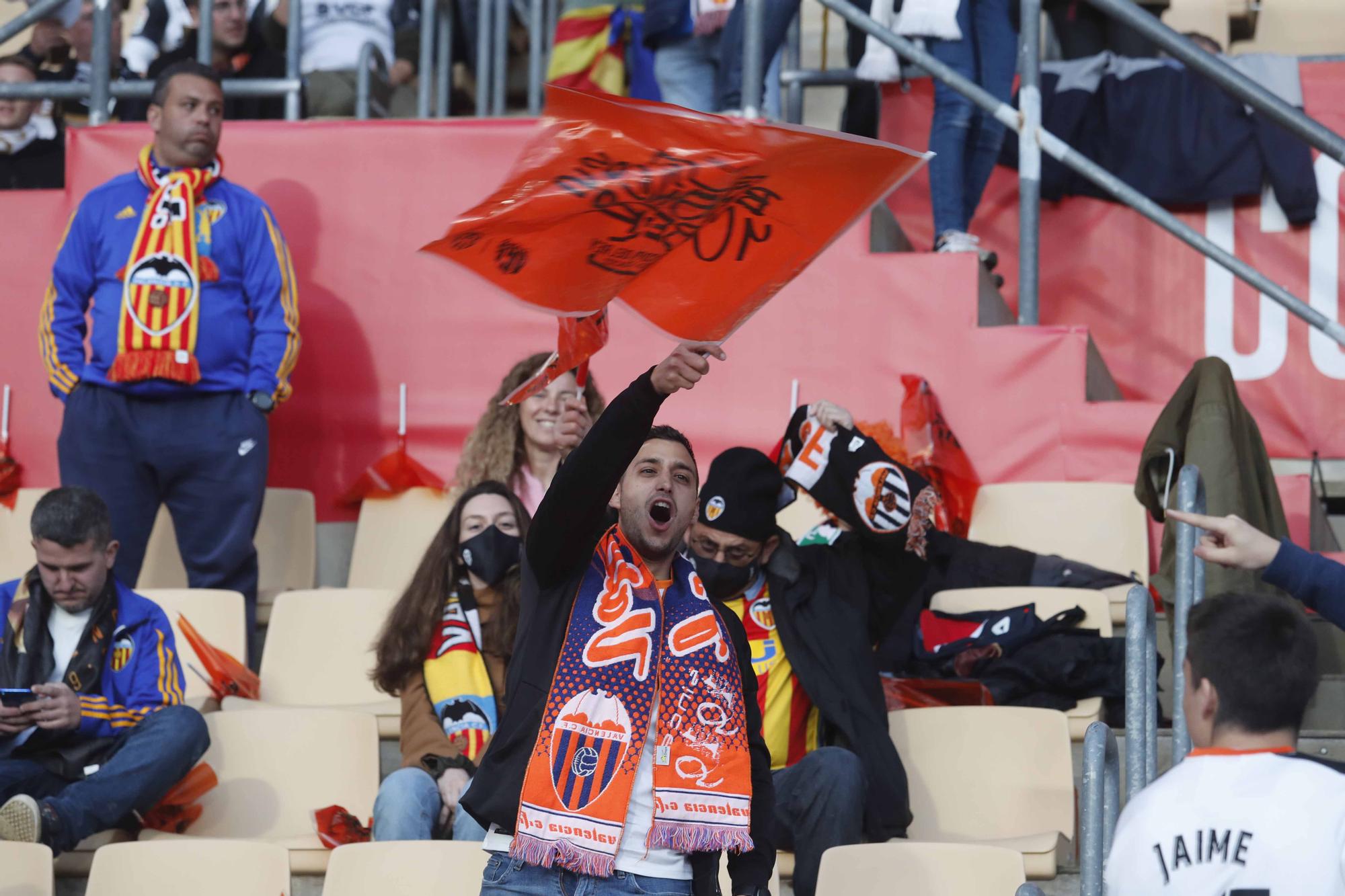 La afición valencianista llena de color el estadio de la Cartuja