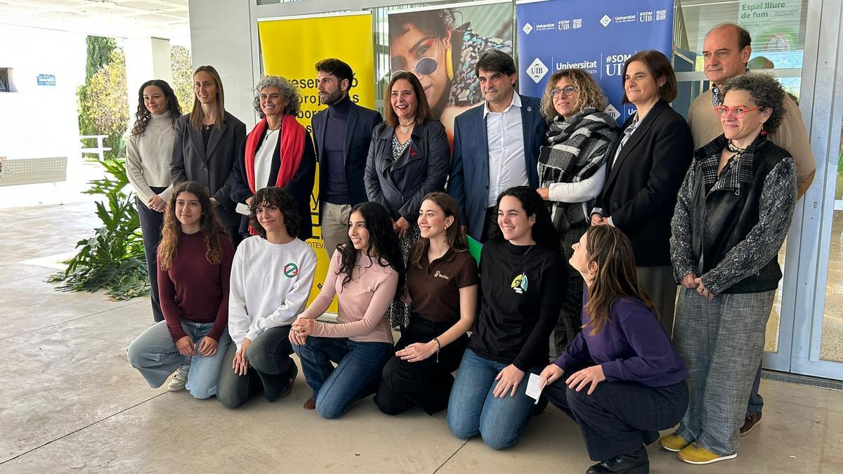 Foto de familia con Manuela García y José Reyes, antes de la presentación de proyectos, este lunes en la UIB.