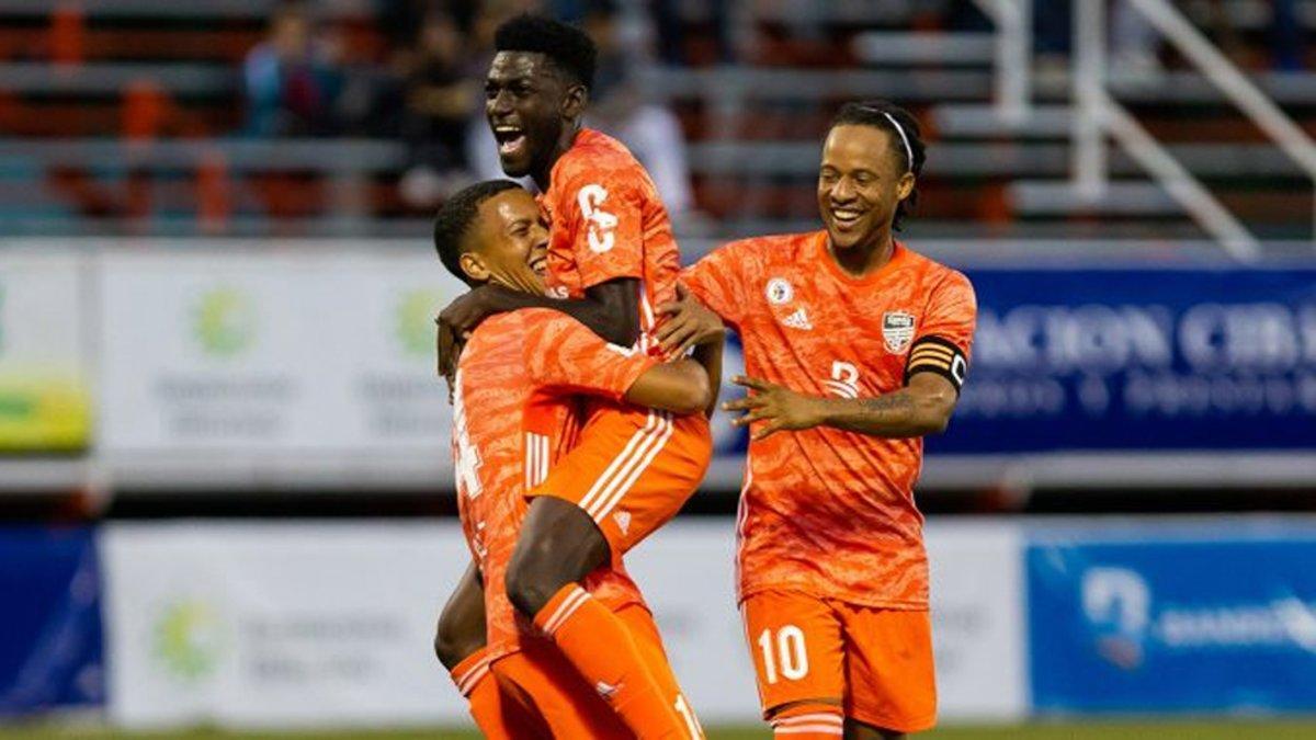 Frank Angong celebra un gol en el Cibao FC