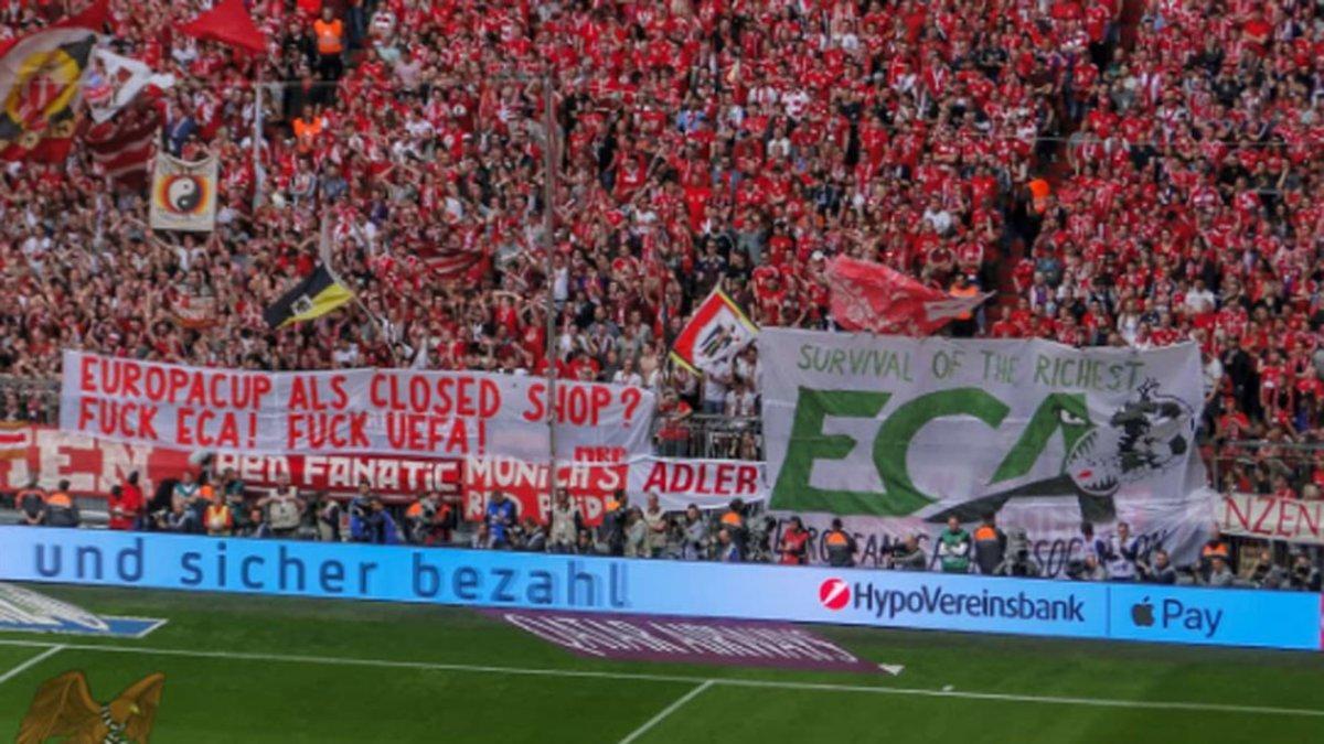 La SudKurve muestra las pancartas contra la UEFA y la ECA en el Allianz Arena
