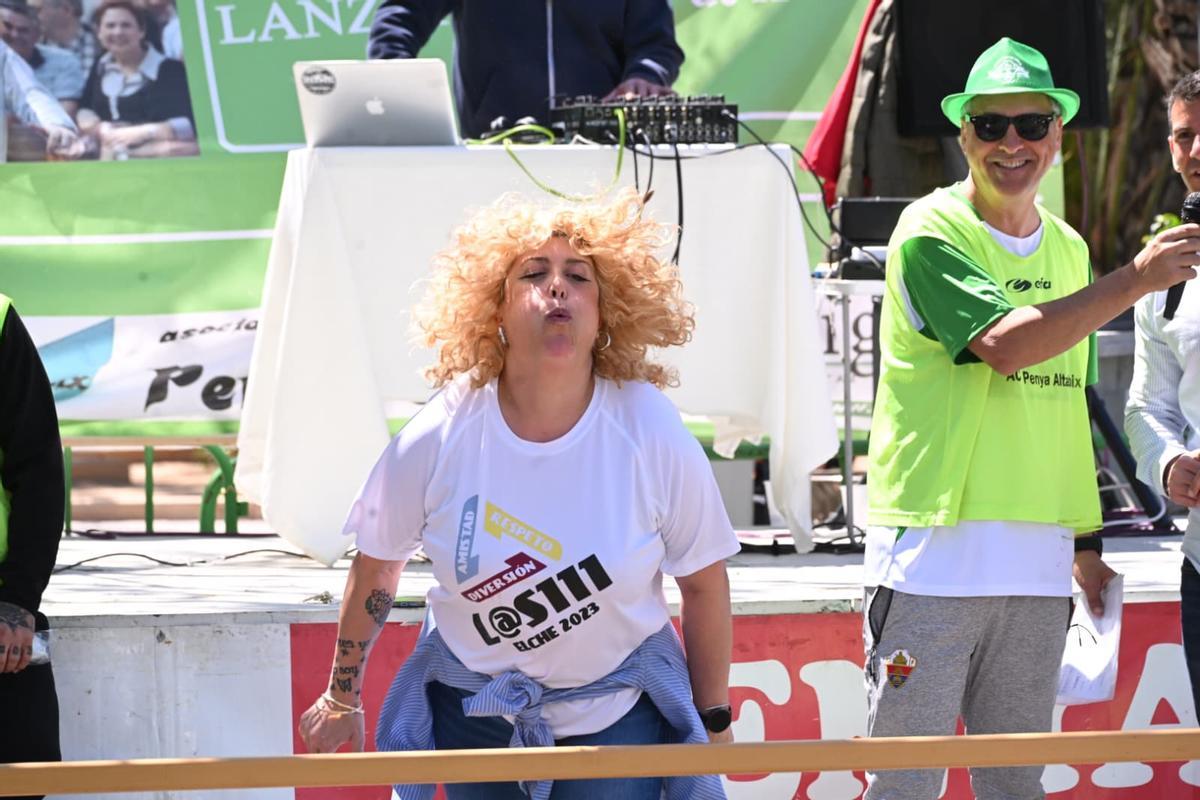 Los mejores momentos del campeonato de lanzamiento de hueso de dátil en Elche este segundo lunes de Pascua