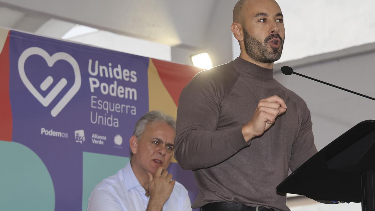 Xavi López con Héctor Illueca alfondo en el mitin de Unides Podem celebrado en Alicante.