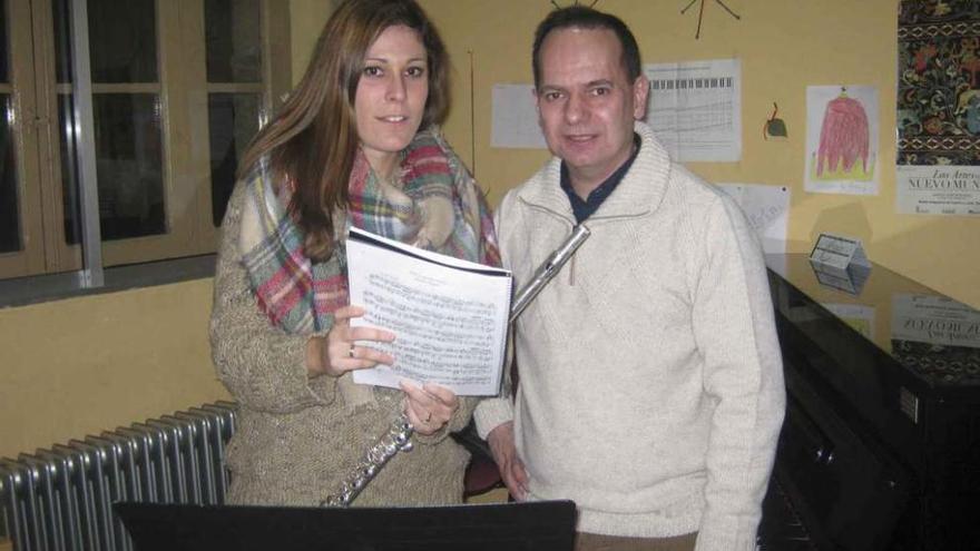 Isabel María Aragón y Ángel del Palacio revisan la partitura de una obra del concierto. Foto