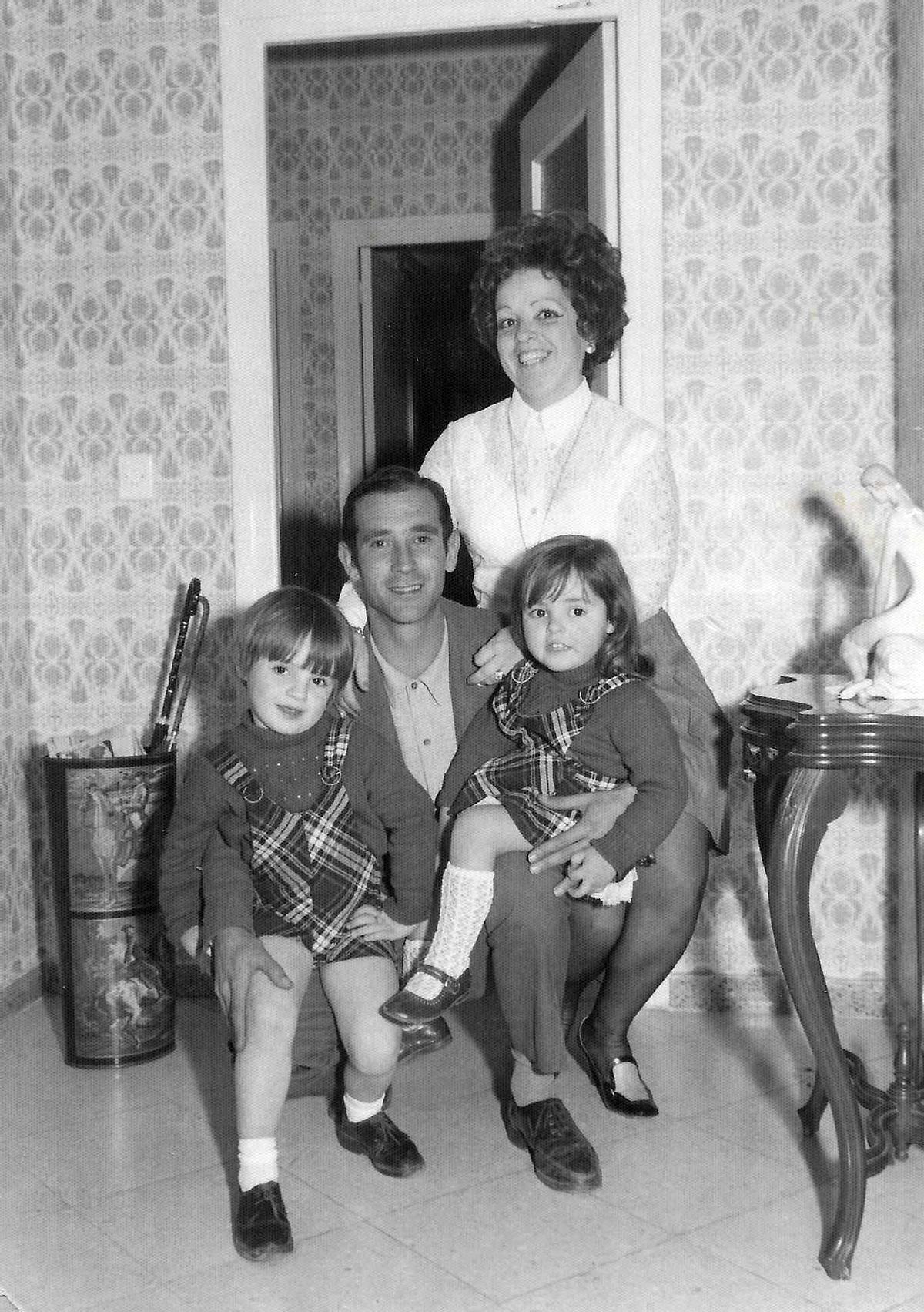 Con dos de sus hijos y Mari Carmen de la Torre, su mujer, a comienzos de los 70