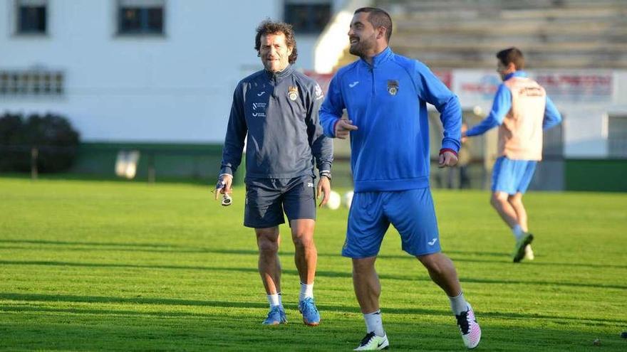 Luisito sonríe a Gonzalo, ahora en el Racing de Ferrol, durante un entrenamiento de esta temporada en A Seca