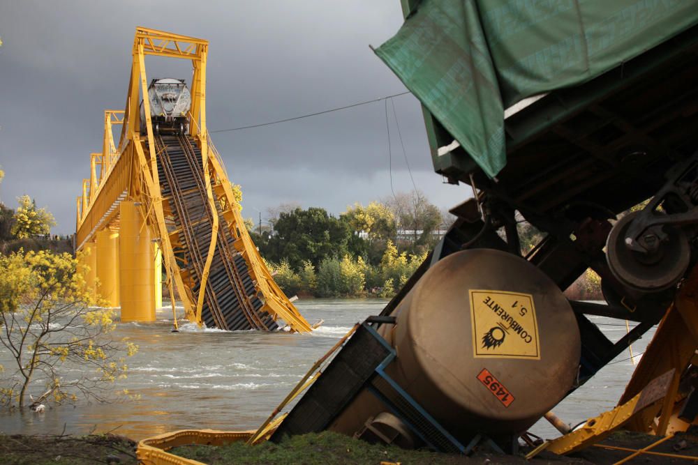 Un puente sobre el río Tolten se derrumba en el pueblo de Pitrufquen, al sur de Chile.