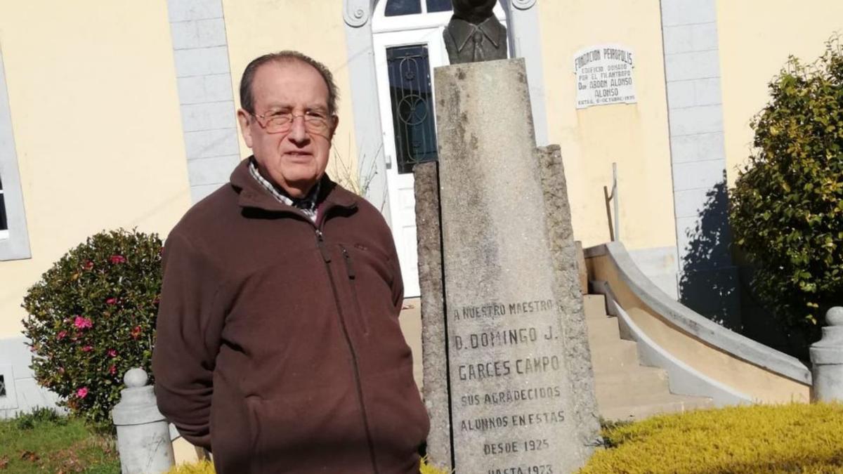 Manuel Garcés, en la entrada de la escuela Fundación Peirópolis.