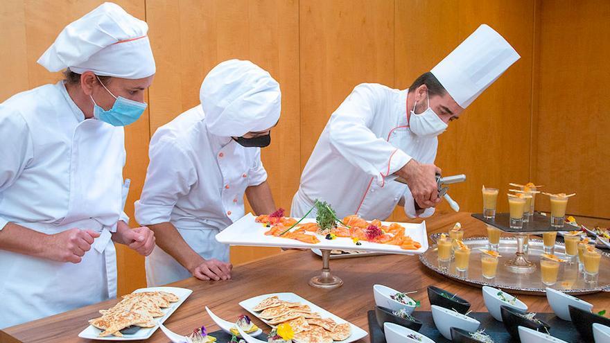 EHIB cuenta con espacios de restaurante abiertos al público donde se preparan y sirven los platos por parte de los alumnos