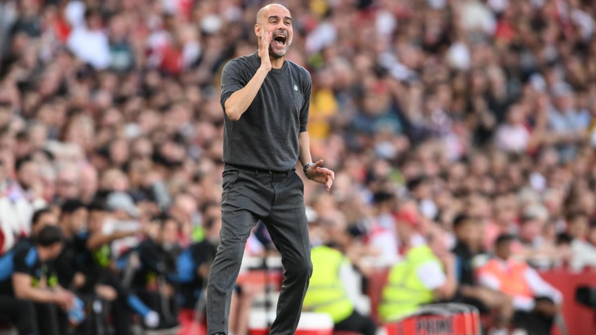 Pep Guardiola en la línea del Emirates