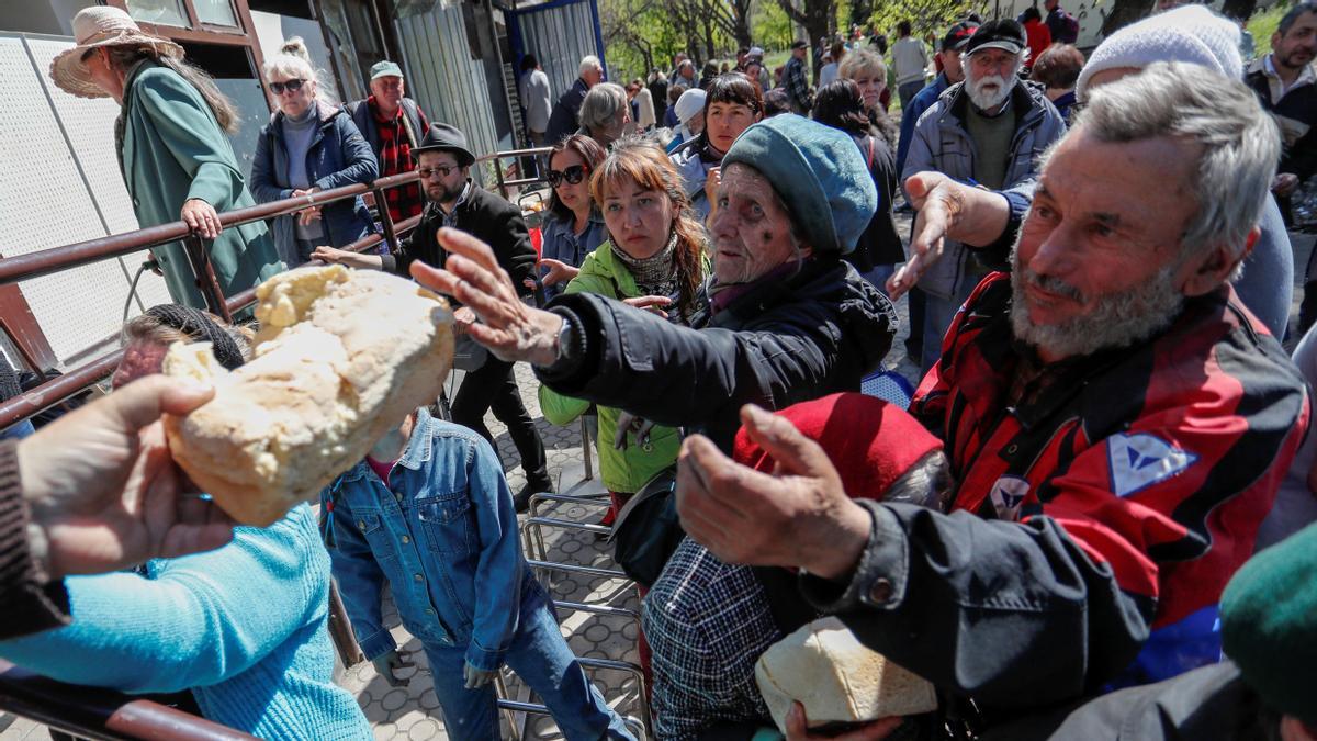 Distribución de ayuda humanitaria en la ciudad portuaria sureña de Mariupo.