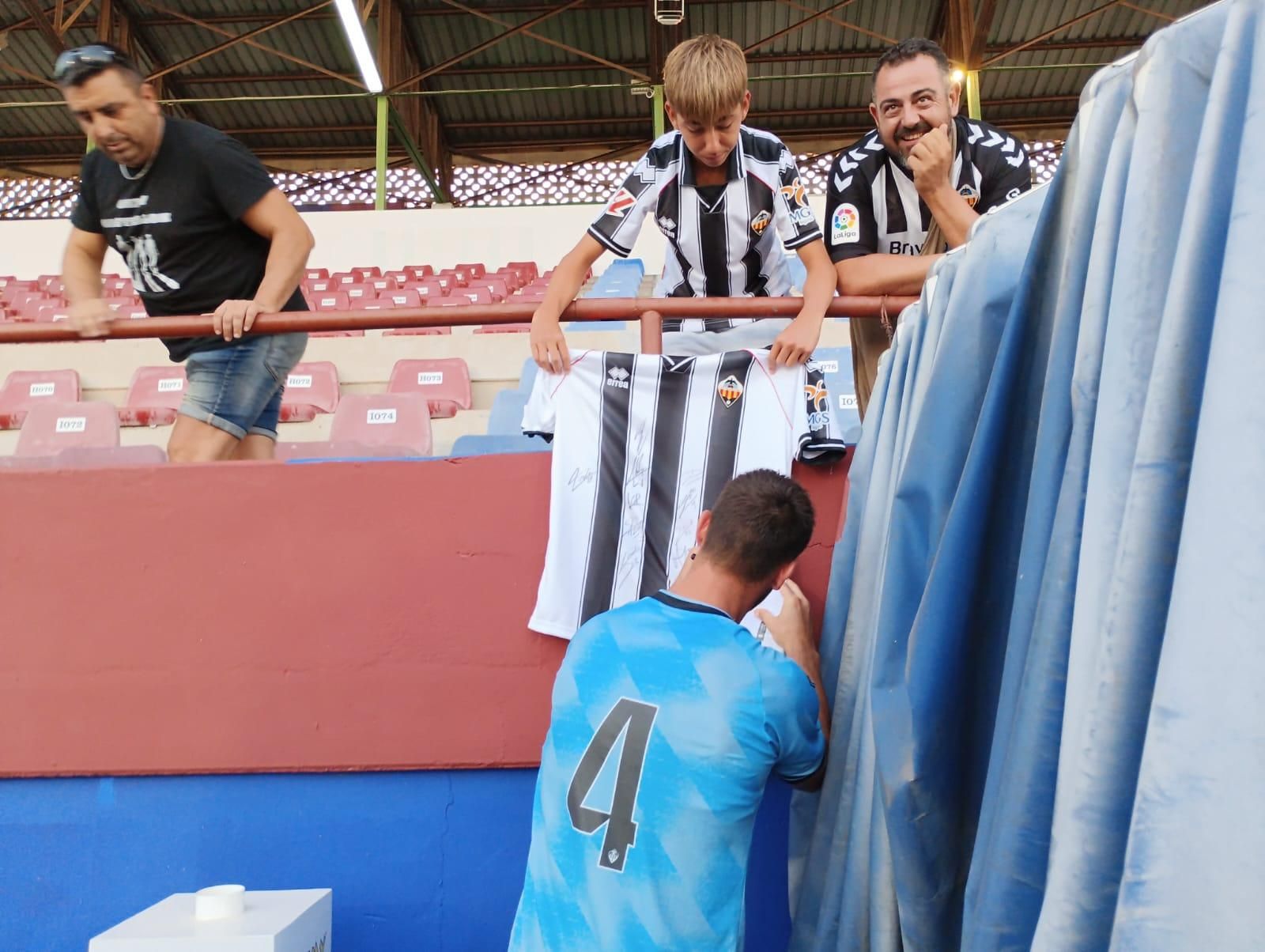 Galería | Afición y equipo, juntos tras el amistoso del Castellón en Alzira