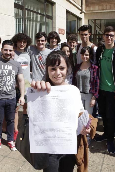 Alumnos se examinan de la PAU en Gijón