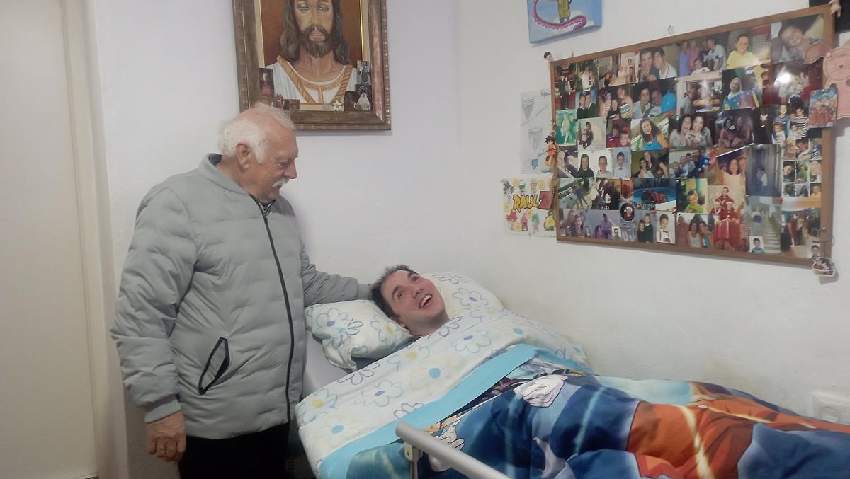 . Rafael Nuevo con su hijo con un 90 por ciento de discapacidad, por lo que pide una vivienda adaptada como la suya.