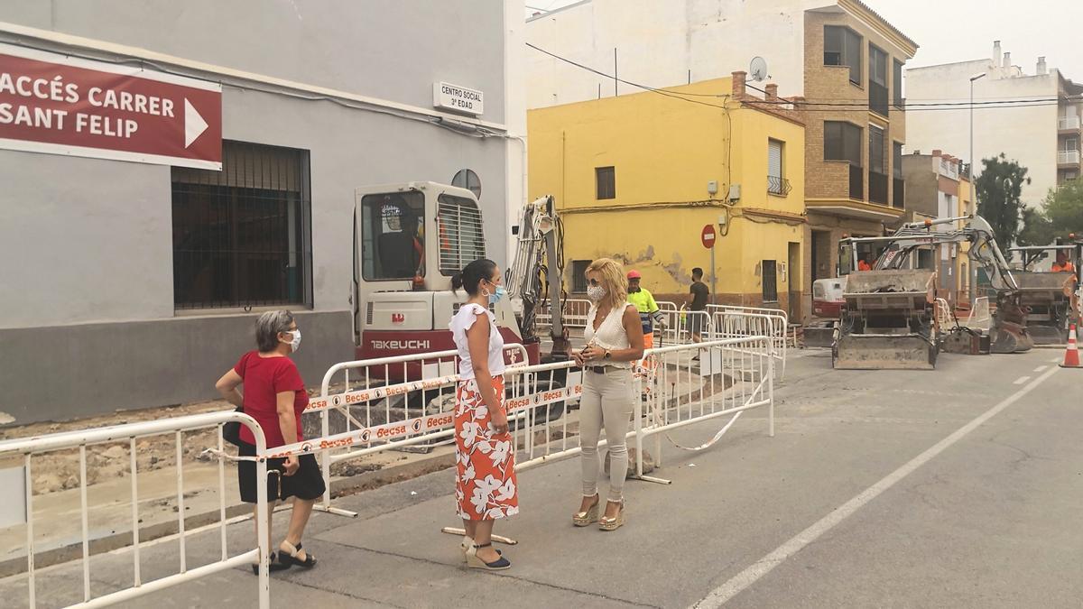 La alcaldesa de Almassora, Merche Galí, y la concejala de Urbanismo, Carmen Martinavarro, han presenciado el avance de la reforma del bulevar San Jaime esta mañana.