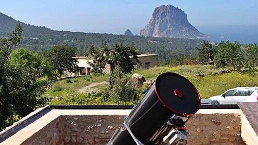 El telescopio del observatorio de Cala d&#039;Hort y, por detrás, la casa que se quiere convertir en hotel rural y es Vedrà.