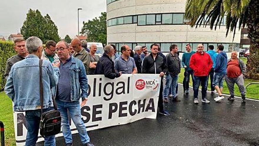 Protesta contra el cierre de Poligal, ayer en Santiago.