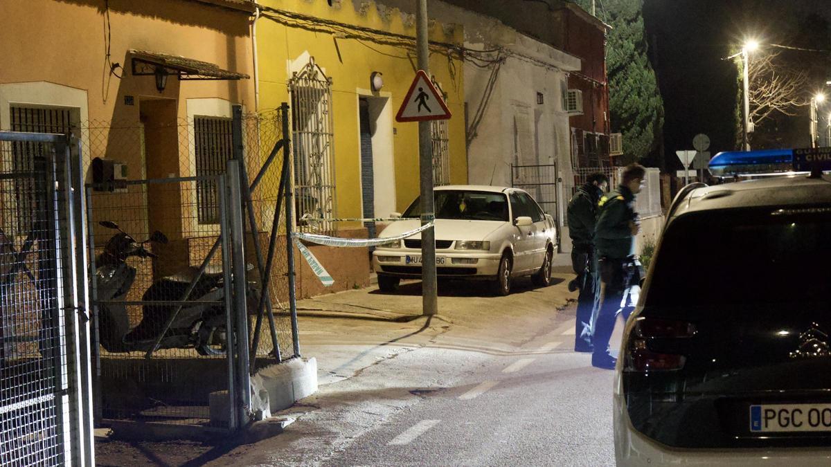 Agentes de la Guardia Civil, en la vivienda de Monteagudo donde se halló el cuerpo.