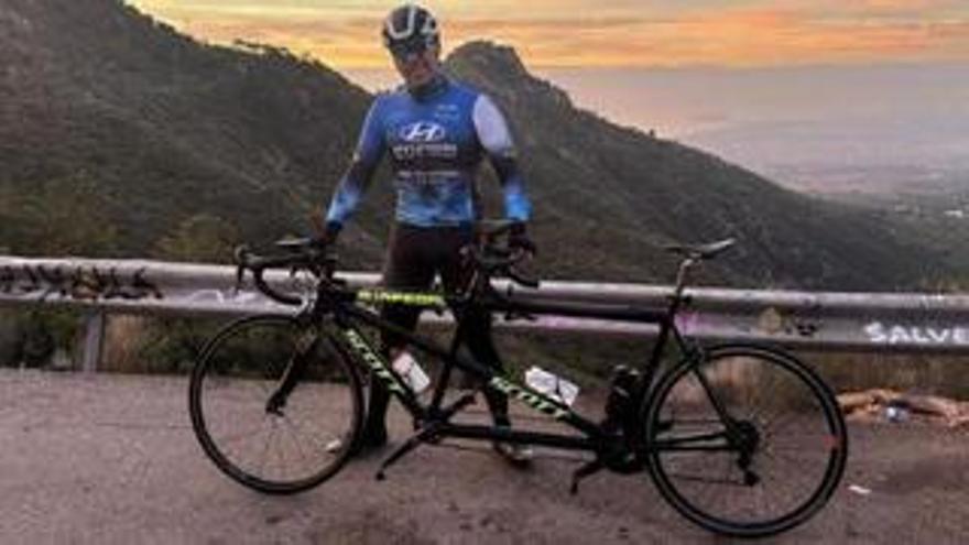 El gran reto de un ciclista invidente: subir 22 veces al Desert en un mismo día por los niños con cáncer